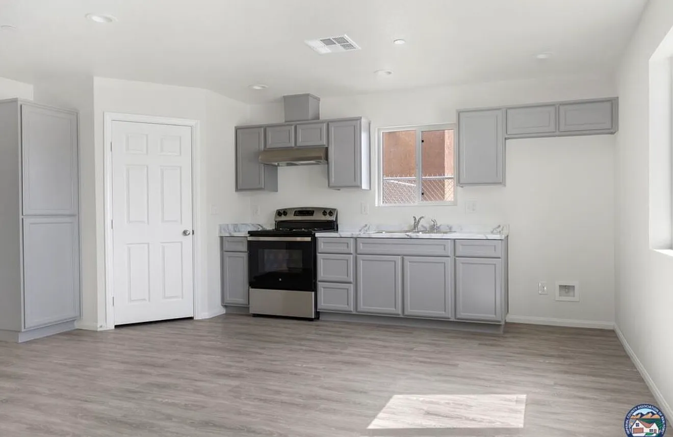 3 bed, 1200 sqft, $2,550 — Photo 2
