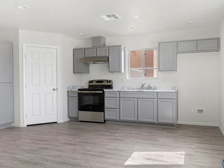 386 E Heil Ave — Photo 2