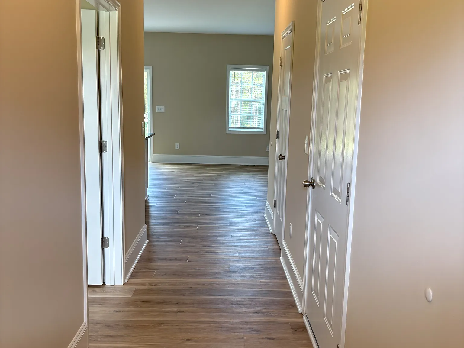 4 bed, 2.5 bath, 2270 sqft, $2,000 — Photo 2