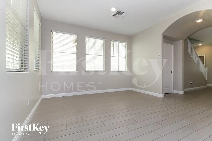 4 bed, 2.5 bath, 2490 sqft, $2,885 — Photo 3