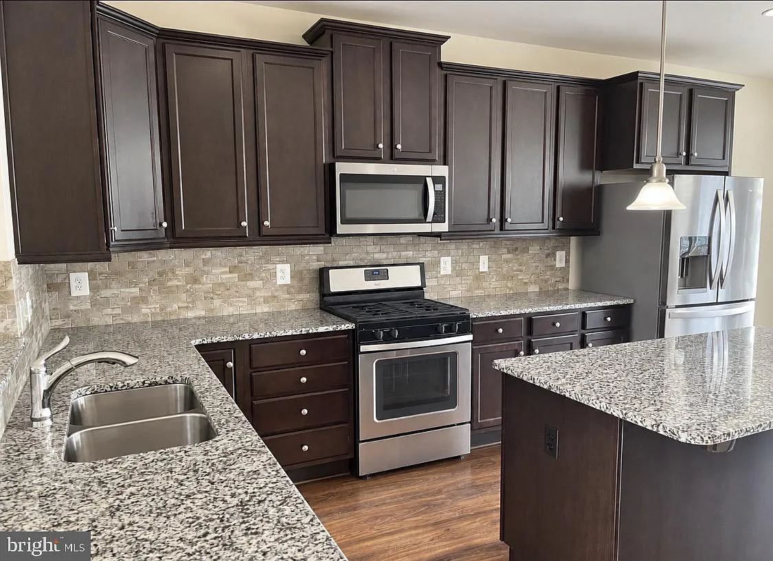 3 bed, 2.5 bath, 2400 sqft, $3,200 — Photo 3