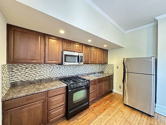 3rd image of 1935 W Berteau Ave #2HC