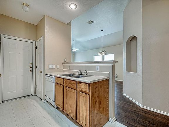 3rd image of 2853 Southampton Way