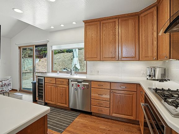 5th image of 1281 Crestview Dr