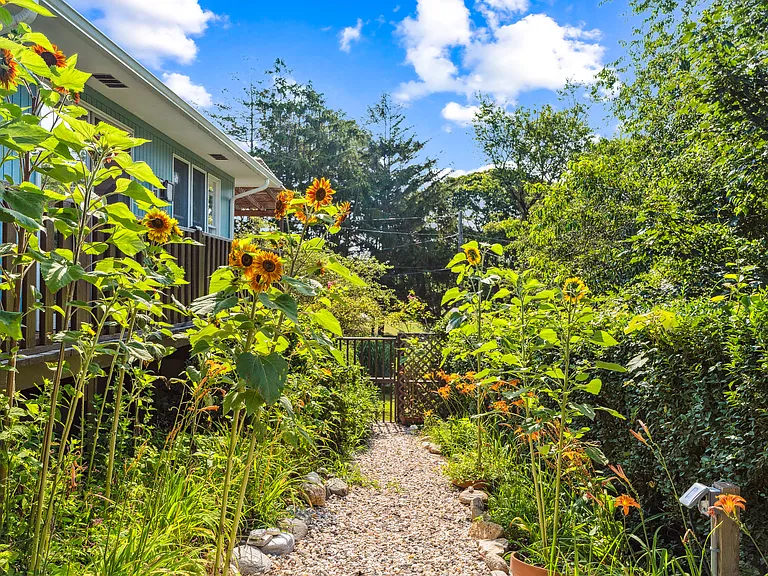 75 Bryan Rd — Photo 28