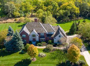 28064 Gray Barn Ln, Lake Barrington, IL 60010