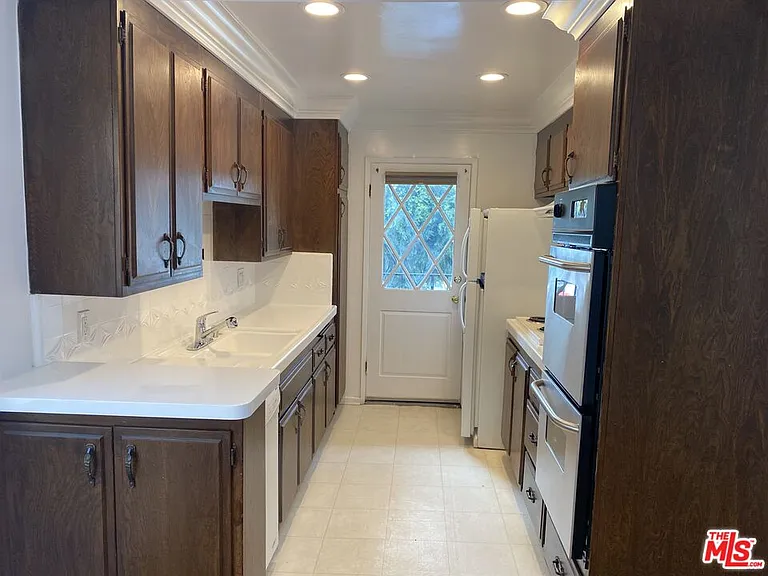 1224 S Barrington Ave #101 — Photo 4