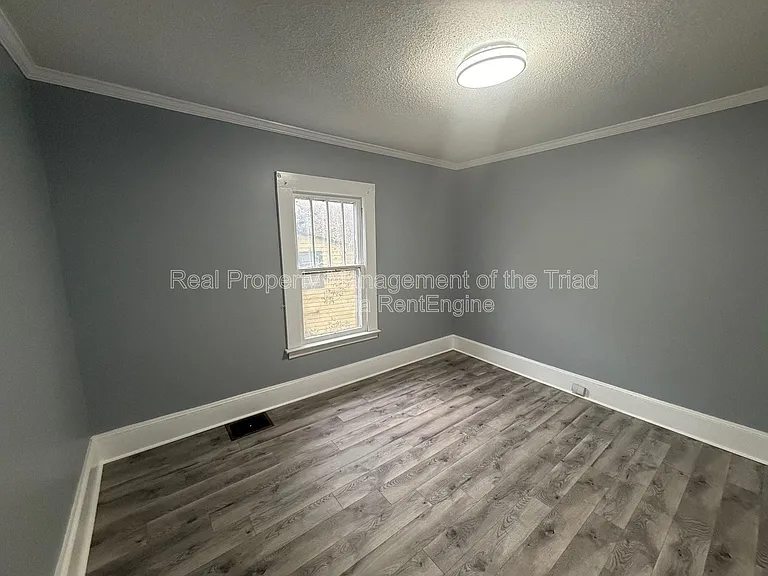 1514 E 1st St — Photo 8