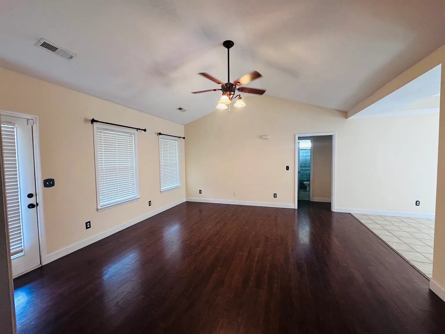 3 bed, 2000 sqft, $1,950 — Photo 3