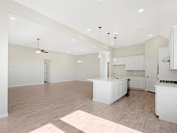 4th image of 1905 Emilia Dr