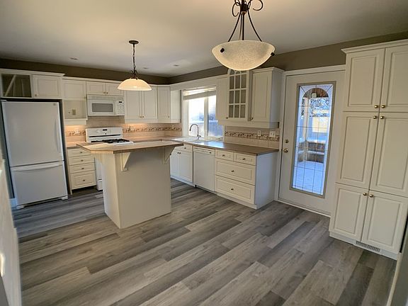 2nd image of 154 Oaks Cres