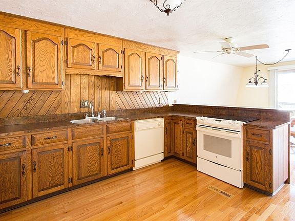 4th image of 21-21 Beach Dr #22