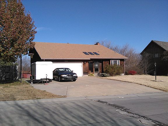 2nd image of 1418 Holly Ln
