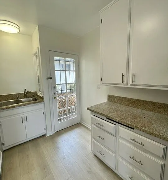1600 N Martel Ave #B — Photo 16