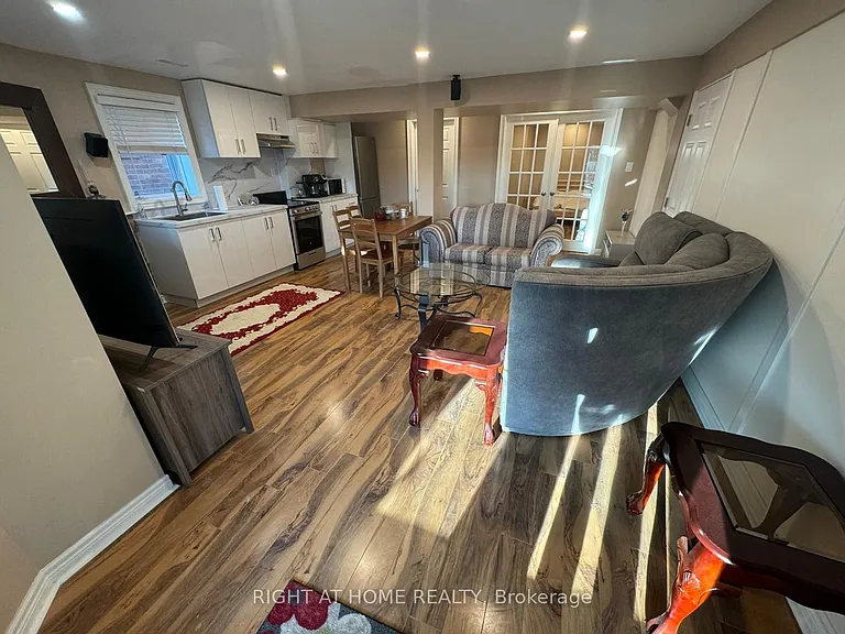 154 Hollandview Trl — Photo 6