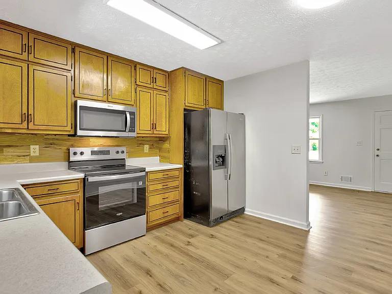 200 Meadowbrook Ct #B — Photo 14