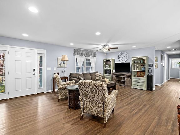 5th image of 789 Pinehurst Dr