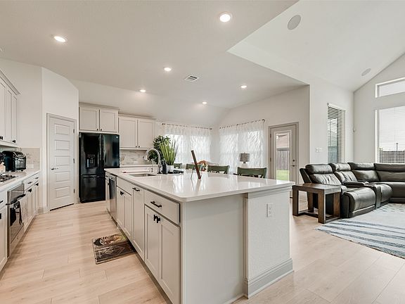 3rd image of 107 White Sands Ln