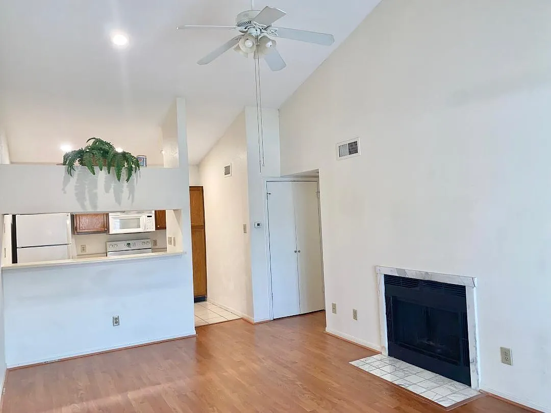Building Photo - 2121 El Paseo St #1604