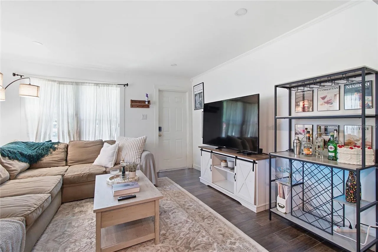 2 bed, 1.0 bath, 804 sqft, $2,600 — Photo 4