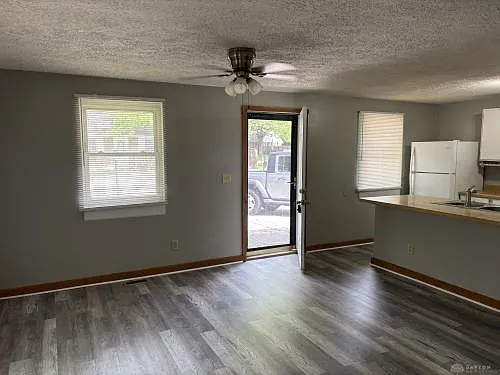3 bed, 1.0 bath, 926 sqft, $1,300 — Photo 4