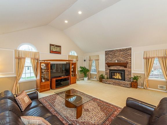 3rd image of 4 Summit Lane