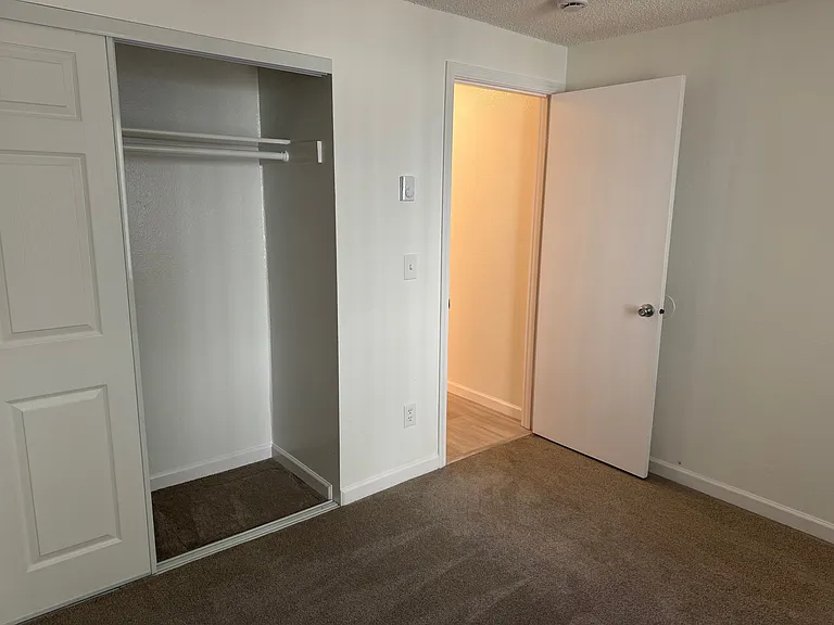 Emerald Park Apartments — Photo 30