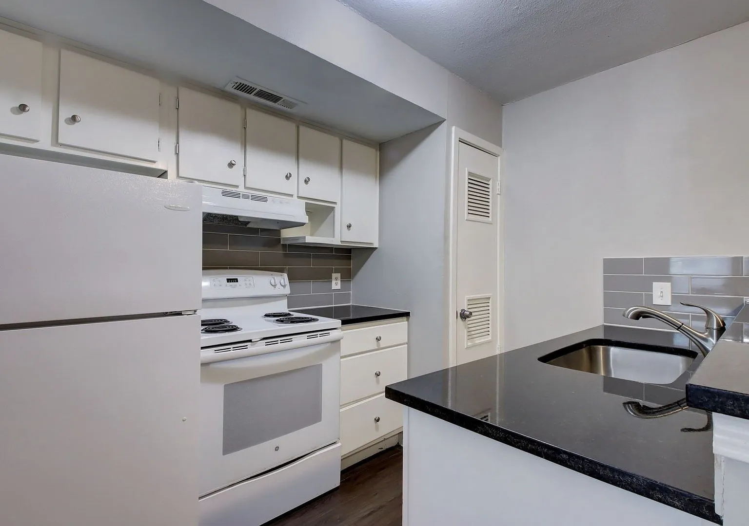 303 W. 40 St. — Photo 4