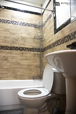 Rented by Batra Group Inc | media 4