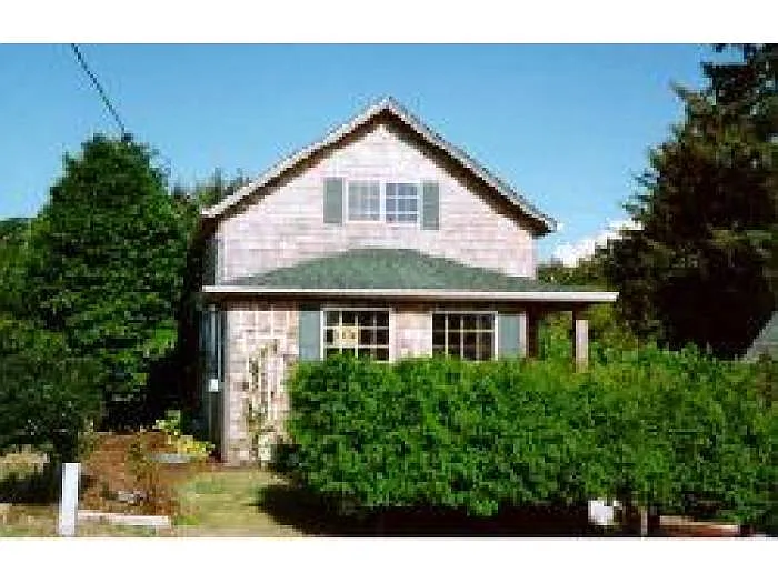 702 1st St photo 1