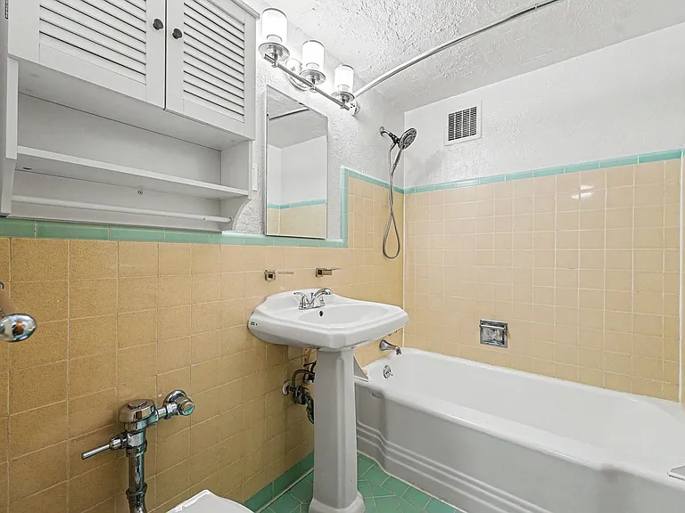 733 E 2nd Ave #105 — Photo 15