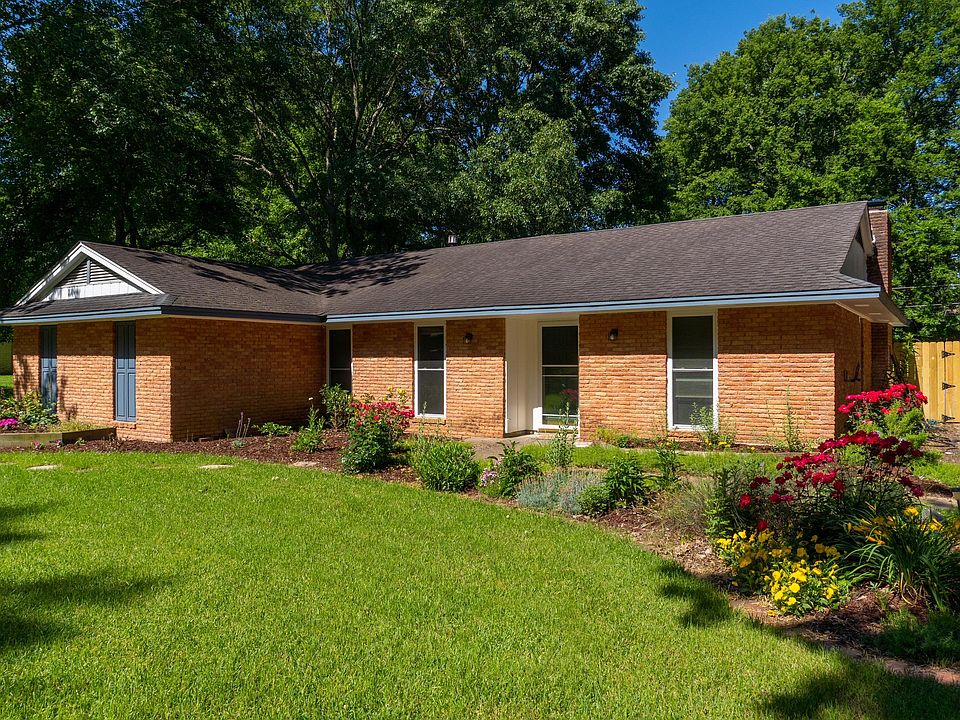 1st image of 302 Briarwick Dr