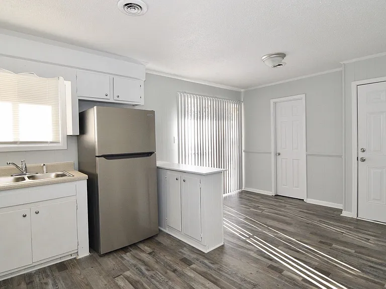 524 Laverne Ave — Photo 9