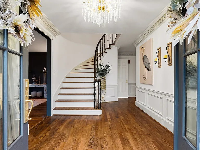2525 Spalding Dr — Photo 2