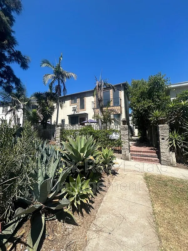 1 bed, 1.0 bath, $2,100 — Photo 1