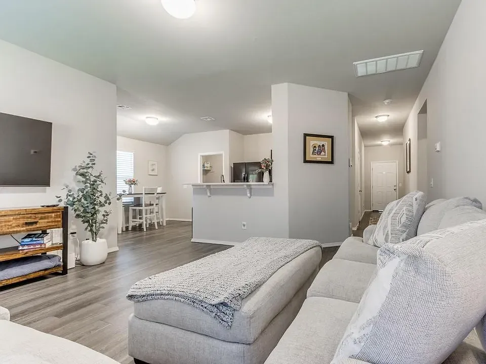 3 bed, 1310 sqft, $1,750 — Photo 2