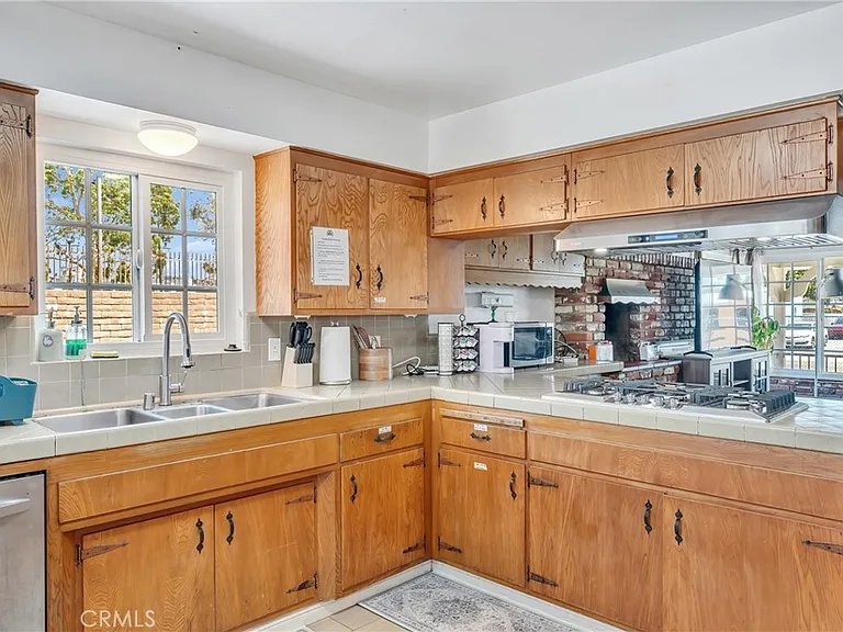 1345 S Jellick Ave — Photo 14