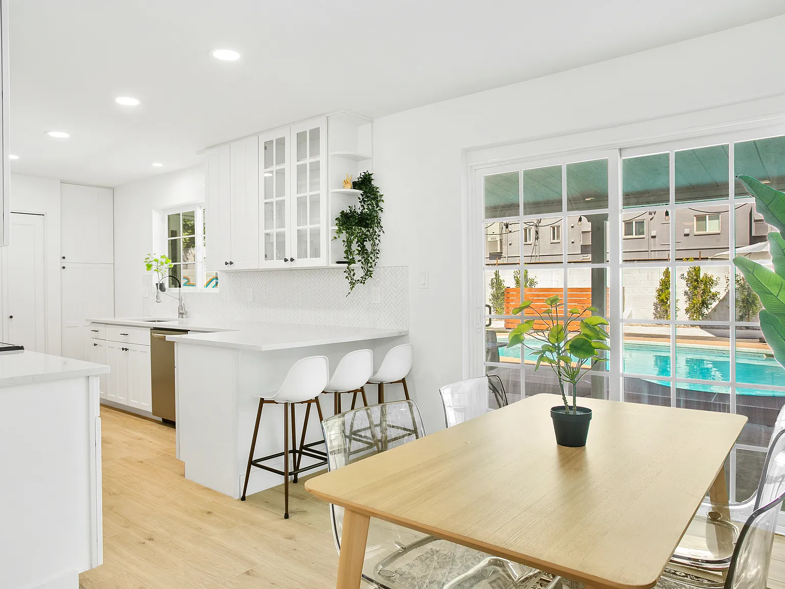 4 bed, 1900 sqft, $4,400 — Photo 4