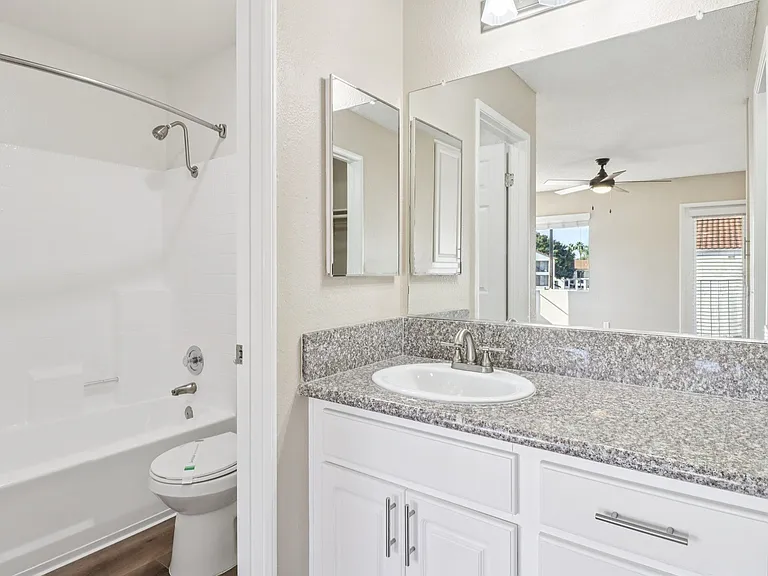 Mirada at La Jolla Colony Apartments — Photo 9