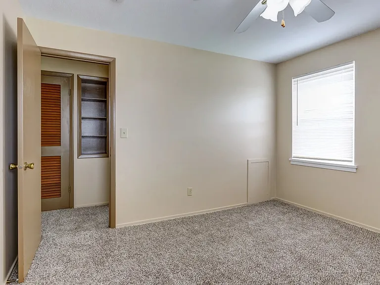 Ellacott Parkway Apartments — Photo 48