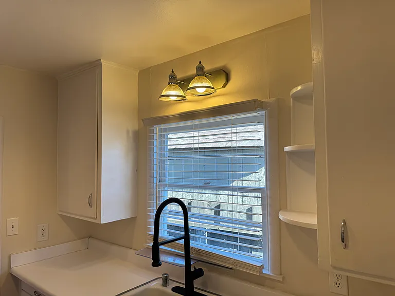Rose Ave — Photo 15