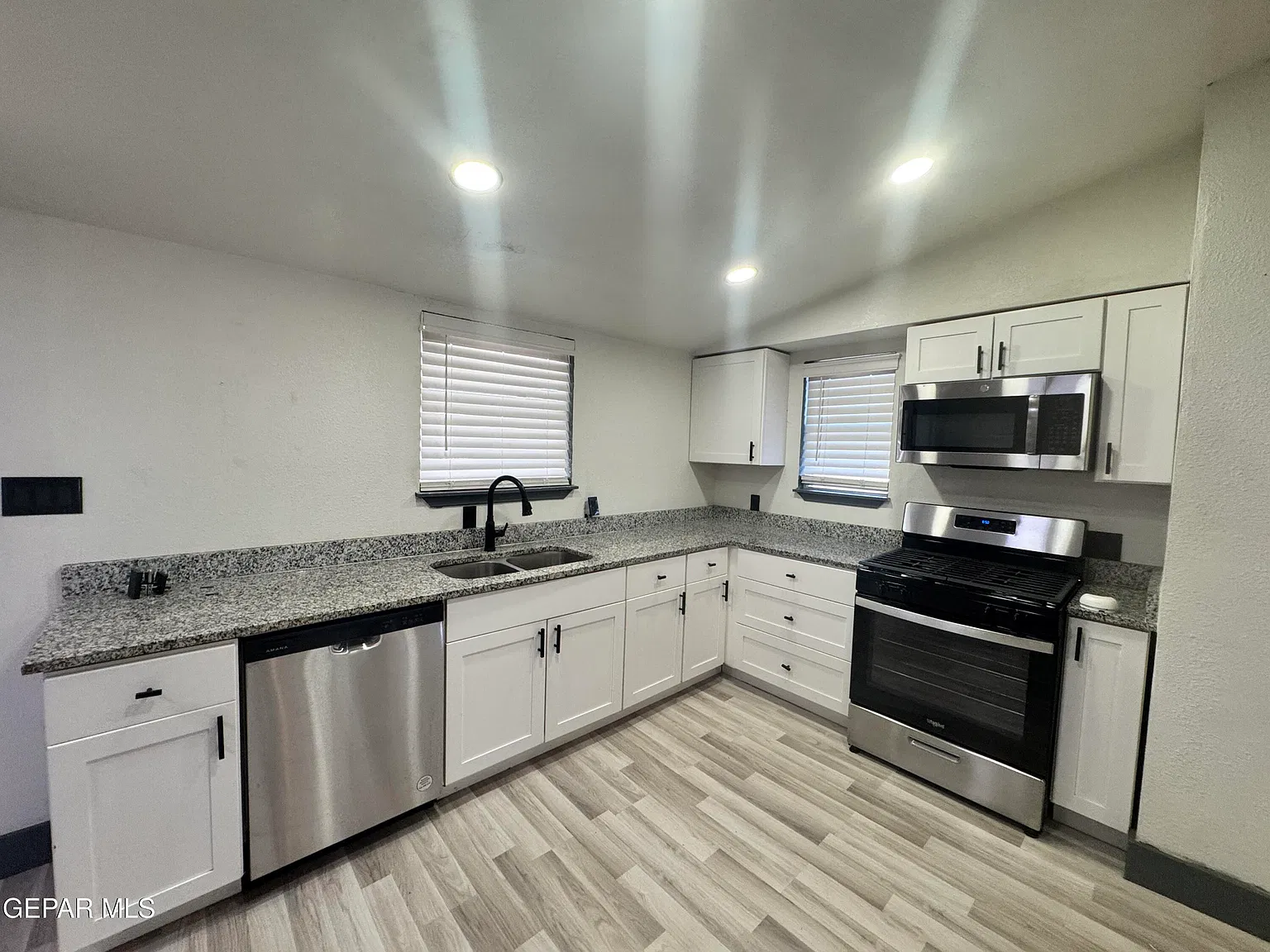 2 bed, 985 sqft, $1,550 — Photo 2