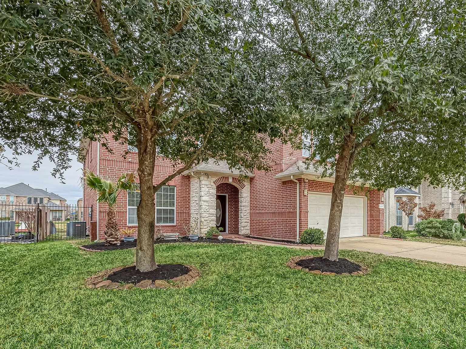 4 bed, 2.5 bath, 2899 sqft, $3,100 — Photo 2