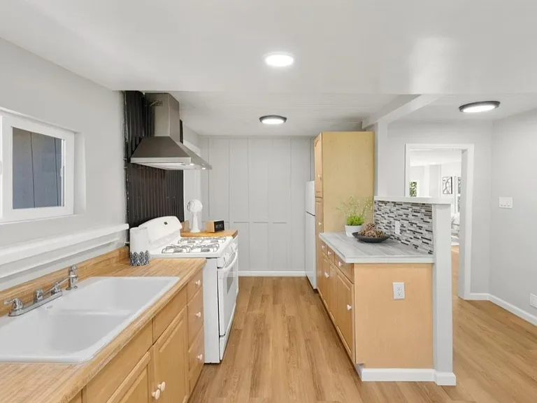 19046 Laurel Dr — Photo 8