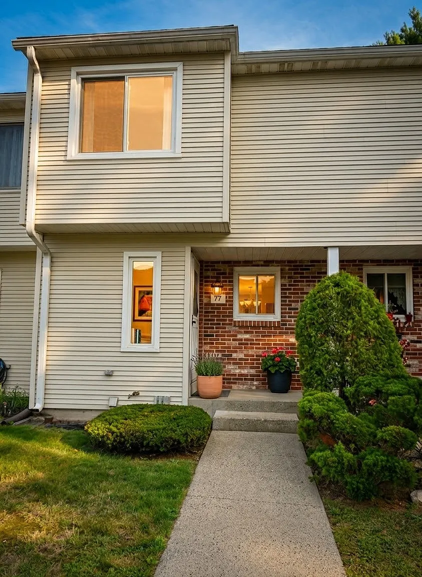 2 bed, 1.5 bath, 1740 sqft, $2,100 — Photo 2