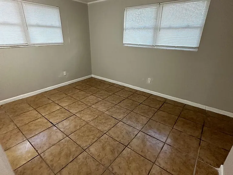 2851 Sophia St — Photo 47