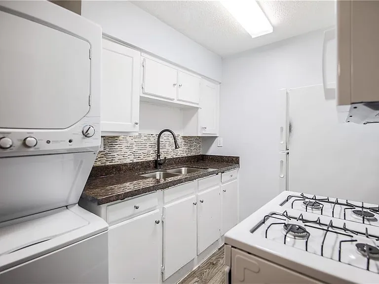 2401 Manor Rd #102 — Photo 11