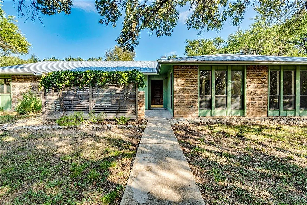 4 bed, 2.0 bath, 2132 sqft, $2,800 — Photo 2