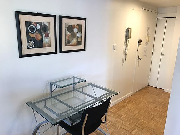 3rd image of 150 W 51st St APT 807