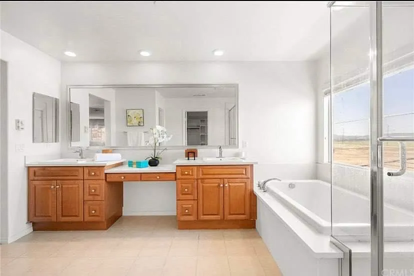 6 bed, $1,299 — Photo 3